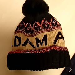 Čepice, jak nahlášeno Mövenpick Hotel Amsterdam City Centre pomocí iLost