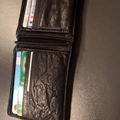 Carteira, segundo informou IKEA Paris Nord Roissy usando iLost