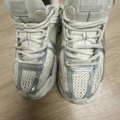 Sabatilles esportives Crème Nike, segons ha informat EBS Spijkenisse mitjançant iLost