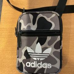 Schoudertasje Adidas, jak nahlášeno Gemeente Amsterdam - Bureau Gevonden Voorwerpen pomocí iLost