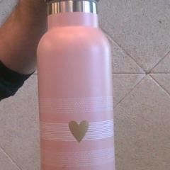 Ampolla metal, pink water bottle with a heart, segons ha informat MEININGER Hotel Berlin Central Station mitjançant iLost