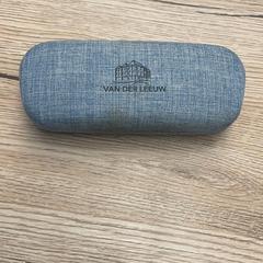 Caixa de óculos Blauw, como reportado por Pathé Delft utilizando o iLost