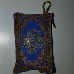 blauwe portemonnee, amint azt az iLostnak jelentették.