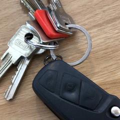 Sleutelbos 1 rood hoesje aan een sleutel, zoals gemeld door Gemeente Alkmaar met iLost