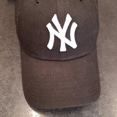 Gorra de beisbol, segons ha informat Rotterdam The Hague Airport mitjançant iLost