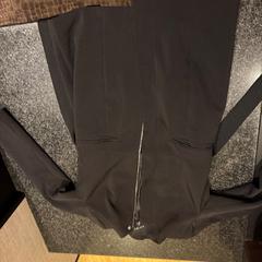 Chaqueta de mujer zwart, halflange damesjas, ha sido reportado por Van der Valk Spier-Dwingeloo con iLost