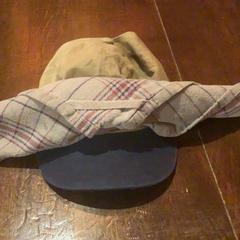 Casquette Beige met blauw pet, as reported by Café Leentje using iLost