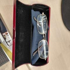 Lunettes + etui Rouge, rapporterat av IKEA Toulon med iLost