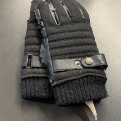 Guantes Zwart met wol en nep leer, ha sido reportado por Pathé Amsterdam Noord con iLost