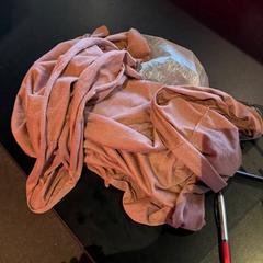 Bufanda Scarf - brown-pink we found 17.12.2025, ha sido reportado por Leonardo Hotel Amsterdam Rembrandtpark con iLost