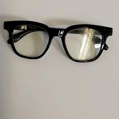 Lunettes - Zwart, a été signalé par Centraal magazijn utilisant iLost