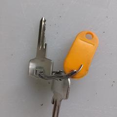 Sleutelbos met oranje sleutelhanger, jak bylo nahlášeno na iLost