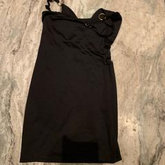 드레스 Zwarte zwemkleding, iLost를 사용하여 Van der Valk Hotel Amsterdam-Amstel에 보고됨