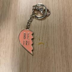 Schlüsselbund Goud met roze halfe hart, gemeldet von Pathé Amsterdam Noord über iLost