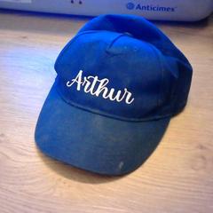 Czapka donker blauw "Arthur", zgłoszono przez Bobbejaanland przy użyciu iLost