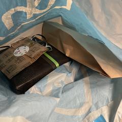 Drie cadeau’s in een albert heijn tas, como reportado ao iLost