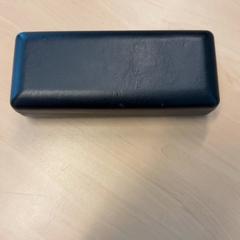 Estuche para lentes con lentes, segundo informou RET usando iLost