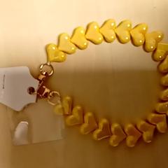 Gele kunststof ketting، كما تم الإبلاغ عنه بواسطة Mövenpick Hotel Amsterdam City Centre عبر iLost