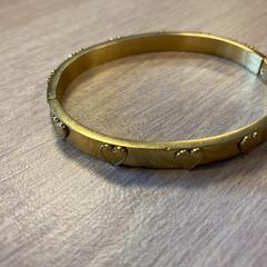 Armband kleur goud, met hartjes, gemeldet von Gemeente Zwartewaterland über iLost