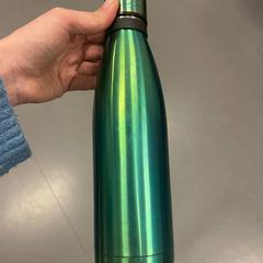 Water bottle green, segundo informou MEININGER Hotel Berlin Central Station usando iLost