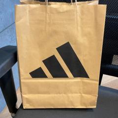Bossa Adidas, segons ha informat Designer Outlet Roosendaal mitjançant iLost