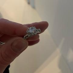 zilverkleurige ring met diamantjes, jak bylo nahlášeno na iLost