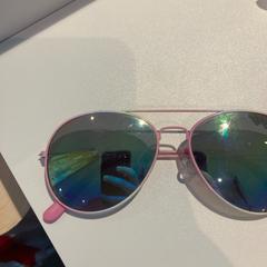 Sunglasses Roze, a été signalé par Pathé Nijmegen utilisant iLost
