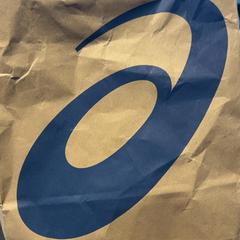 Aankoop asics Zwart, ha sido reportado por Designer Outlet Roermond con iLost