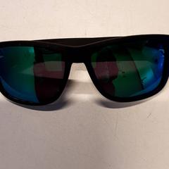 Gafas de sol, ha sido reportado por Qbuzz ZHN con iLost