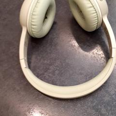 Auriculares, ha sido reportado por Rotterdam The Hague Airport con iLost