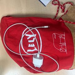 Bolsa & Cargador rode lely tas en apple oplader, ha sido reportado por DoubleTree by Hilton Rotterdam Centre con iLost