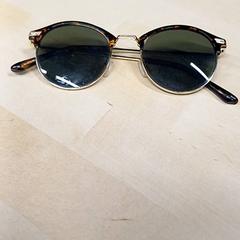 Napszemüveg Tachetée marron noire, amint azt IKEA Toulouse az iLost segítségével jelentette.