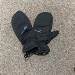 Ujjatlan kesztyű Zwart, amint azt Burgers' Zoo az iLost segítségével jelentette.