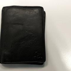 Pénztárca - Libero Caceres, amint azt Centraal magazijn az iLost segítségével jelentette.