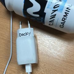 Cantimplora white, segons ha informat Sheraton Brussels Airport Hotel mitjançant iLost