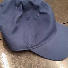 Gorra de beisbol, segons ha informat Rotterdam The Hague Airport mitjançant iLost