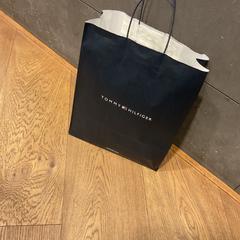 Bolsa Tommy hillfiger, ha sido reportado por Designer Outlet Roosendaal con iLost