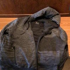 Veste Donker grijs, a été signalé par Van der Valk Hotel Emmeloord utilisant iLost