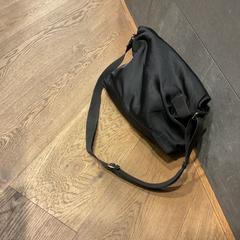 Bolsa Zwart, segundo informou Designer Outlet Roosendaal usando iLost