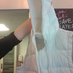 Giacca white, sleevelss, come riportato da MEININGER Hotel Milano Lambrate utilizzando iLost