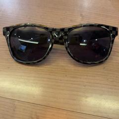 Gafas de sol Geblokt, ha sido reportado por Pathé Arnhem con iLost