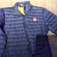 ジャケット Donkerblauw がiLostで De Heeren van Aemstel によって報告されました