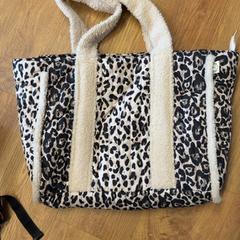 Táska, amint azt GVB az iLost segítségével jelentette.