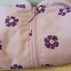 السترة Lila met bloemen، كما تم الإبلاغ عنه بواسطة DierenPark Amersfoort عبر iLost