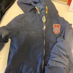 Bunda Blauwe jas met rood logo, jak nahlášeno Artis pomocí iLost