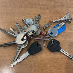 Giltzak, gisa salatu by Gemeente Amsterdam - Bureau Gevonden Voorwerpen iLost erabiliz