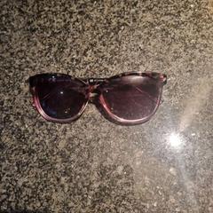 Gafas de sol, ha sido reportado por Van der Valk Hotel Wolvega Heerenveen con iLost