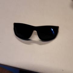 Des lunettes de soleil, a été signalé par Qbuzz ZHN utilisant iLost