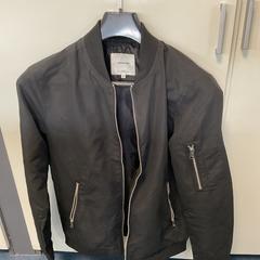 Casaco Zwart Jack and Jones, como reportado por Breng Arnhem utilizando o iLost