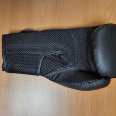 Bokshandschoen, zoals gemeld door Connexxion Noord Holland Noord Alkmaar met iLost